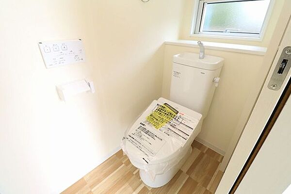【建築プラン例…みなみの家　トイレ】ウォシュレット機能付きトイレですタオルリングやペーパーホルダーも完備です