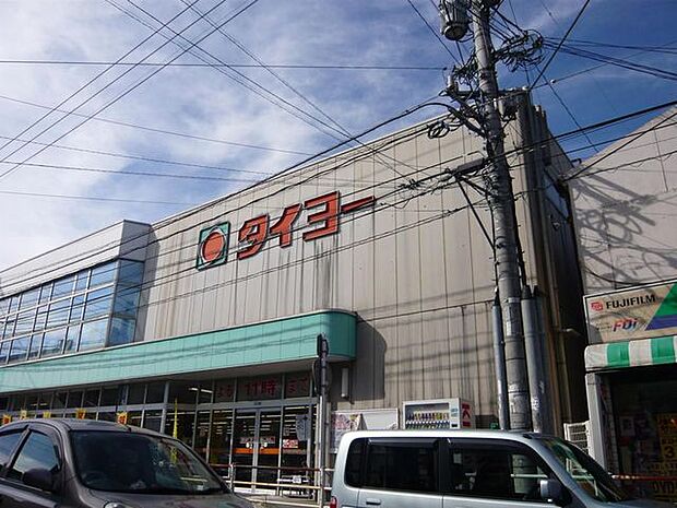 タイヨー伊敷店【タイヨー伊敷店】は、鹿児島市下伊敷一丁目54番2号に位置する徳重横井鹿児島線近くのスーパーです。取扱品目は主に「生鮮食品・日配品・一般食品・日用雑貨・衣料品・お酒」です。駐車場があ…