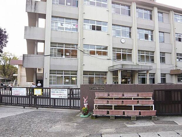 西伊敷小学校【鹿児島市立西伊敷小学校】は、西伊敷4丁目に位置する1974年創立の小学校です。令和3年度の生徒数は355人で、17クラスあります。 1200m