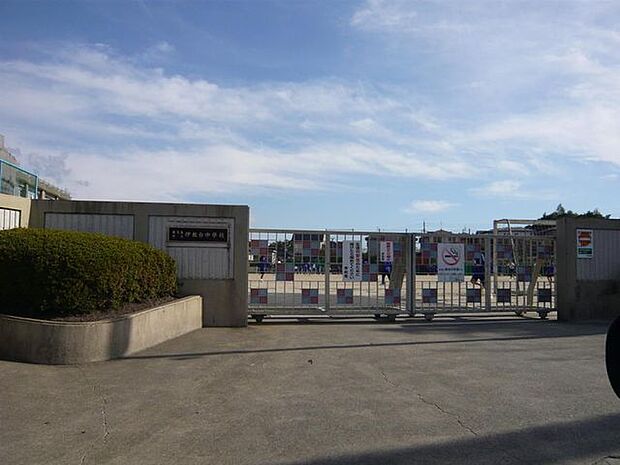 伊敷台中学校【鹿児島市立伊敷台中学校】は、伊敷台1丁目に位置する1994年創立の中学校です。令和3年度の生徒数は540人で、18クラスあります。校訓は「友愛・協力・創造・自主」です。 1340m