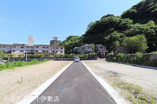 【前面道路】分譲地内の前面道路。行き止まり道路につき、交通量少なめです