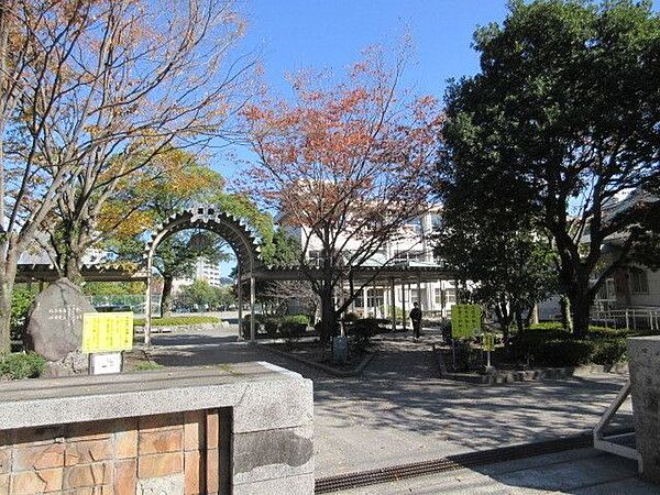 長田中学校【鹿児島市立長田中学校】は、小川町に位置する1947年創立の中学校です。令和3年度の生徒数は267人で、10クラスあります。校訓は「自立・友愛・志学・根性」です。 650m