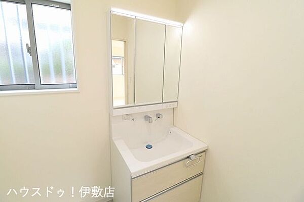 【建築プラン例…みなみの家　洗面台】人気の3面鏡を採用しました。ミラー裏が収納になっているので、生活感を出さずに収納することが出来ます。扉カラーを仕様書よりお選びいただけます。