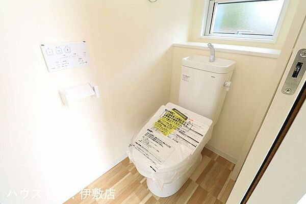 【建築プラン例…みなみの家　トイレ】ウォシュレット機能付きトイレですタオルリングやペーパーホルダーも完備です