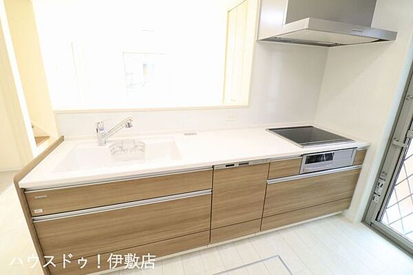 【建築プラン例…みなみの家　キッチン】カウンターキッチンで家族の笑顔を見ながら調理できます。扉カラーやホーローキッチンパネルの色を仕様書よりお選びいただけます。