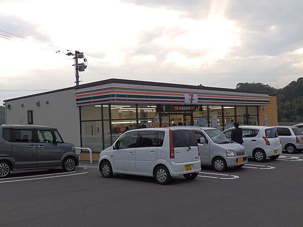 セブンイレブン鹿児島東俣店[セブンイレブン鹿児島東俣店]コンビニエンス ストアのチェーン。軽食や飲み物をはじめ、売店で扱うさまざまな商品を用意。 2200m