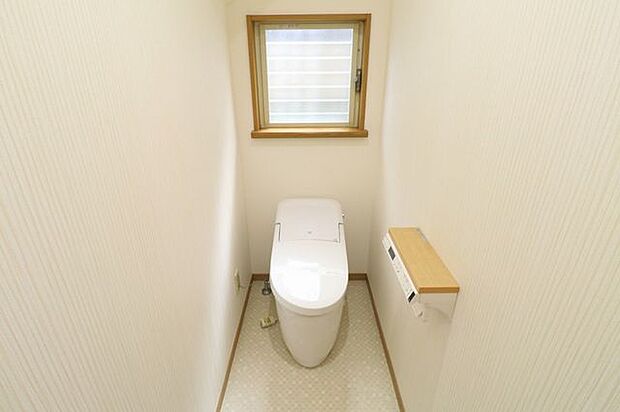 【トイレ】トイレはタンクレストイレとなっており、スッキリとした空間！
