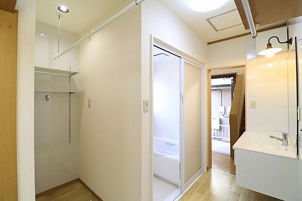 【洗面所】洗面所は、玄関とキッチンの2方向から出入りできるので、家事のしやすい間取りです！