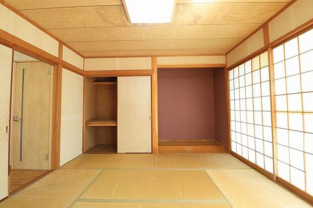 【和室8畳】広々とした和室！床の間、押し入れ付きです！