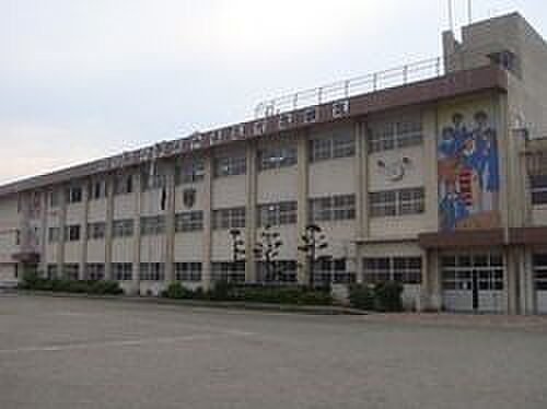 坂元台小学校【鹿児島市立坂元台小学校】は、西坂元町に位置する1985年創立の小学校です。令和3年度の生徒数は403人で、16クラスあります。校訓は「やる気　元気　根気」です。 380m