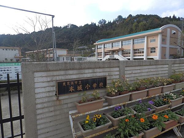 本城小学校【鹿児島市立本城小学校】は、本城町に位置する1892年創立の小学校です。令和3年度の生徒数は22人で、4クラスあります。校訓は「かしこく　やさしく　たくましく」です。 400m