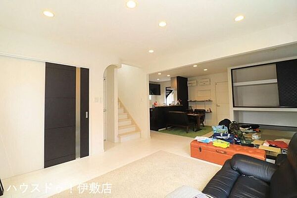 【リビング】リビング18帖と和室4.5帖の合わせて22.5帖の広々空間。家族みんなでゆっくりとくつろげます※一部AIによる家具消し