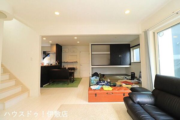 【リビング】白を基調とした室内で清潔感と開放感があります！※一部AIによる家具消し