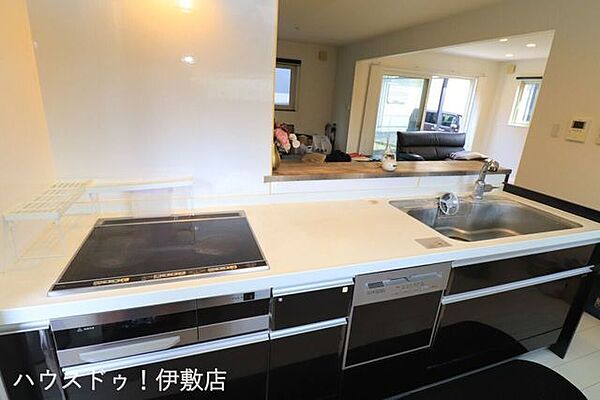 【キッチン】人造大理石のワークトップもゆとりがあり、お子様と一緒にお菓子作りも楽しめそうです。スライド収納は広々としているので大きなお鍋やこだわりの調理グッズもたくさん収納することができます。