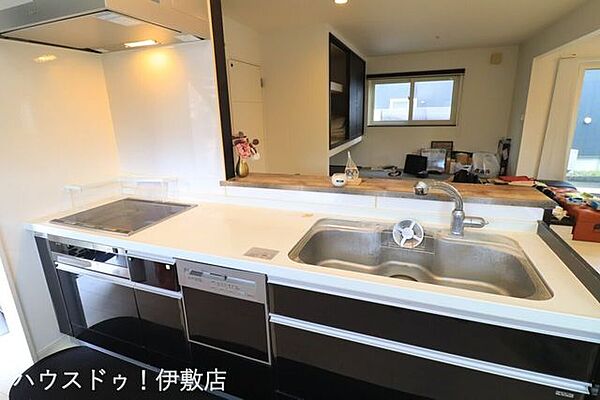 【キッチン】カウンターキッチンで家族の笑顔を見ながら調理できます