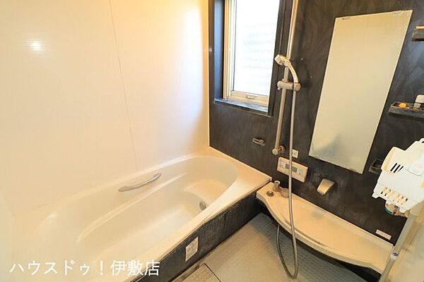 【浴室】シックな雰囲気のくつろぎスペースの浴室。ゆったり足を伸ばして入浴でき、一日の疲れも癒されそうですね。