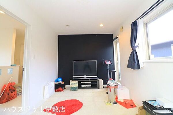 【洋室8.5帖】東南側と南西側に窓があり、一日を通して光が入りやすい洋室です！