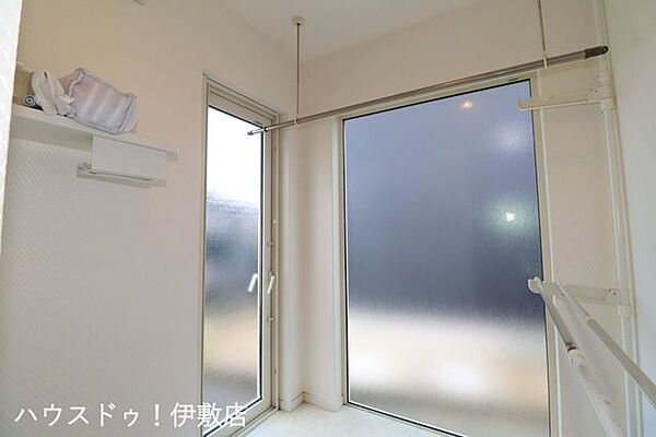 【サンルーム】東南側に大きなすりガラス付で光が入りやすいサンルーム。物干し金具や洗濯機置場付きで、洗う、干すがまとめてできる空間