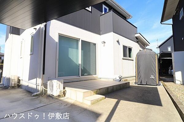 【タイルデッキ】人気のタイルデッキ付！耐久性とメンテナンスの手軽さが魅力。熱にも強いので、BBQなどにも。