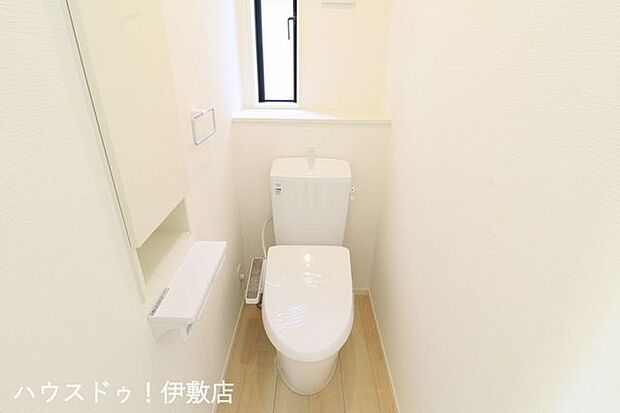 【2Fトイレ】2カ所に省エネ仕様のトイレ！2階から階段を降りなくてもいいので、お部屋からの移動が短縮できます。