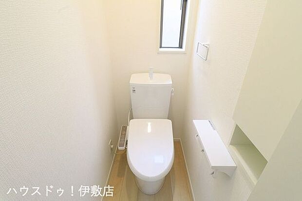 【2Fトイレ】2カ所に省エネ仕様のトイレ！2階から階段を降りなくてもいいので、お部屋からの移動が短縮できます。