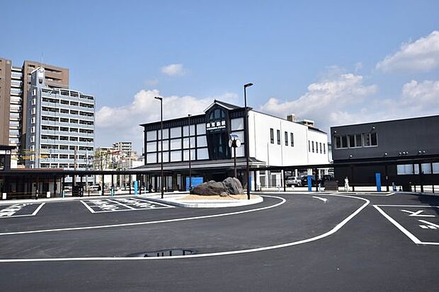 鹿児島駅【JR鹿児島駅】鹿児島市浜町にあるJR九州の駅。令和2年2月に建て替えをしている。周辺には上町ふれあい広場がある。市電鹿児島駅前電停が隣接している。 900m