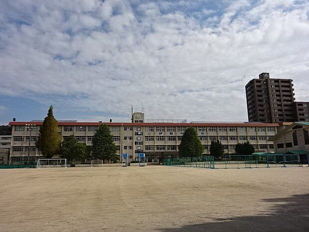 【伊敷中学校】鹿児島市北部平坦地にあります。交通の要所国道3号線のすぐ近くにあり、志 寛 錬が校訓です。 1490m