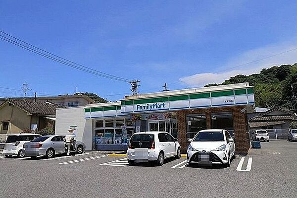 ファミリーマート玉里町店【ファミリーマート玉里町店】飲食品、日用品を取扱うコンビニエンスストアー 790m