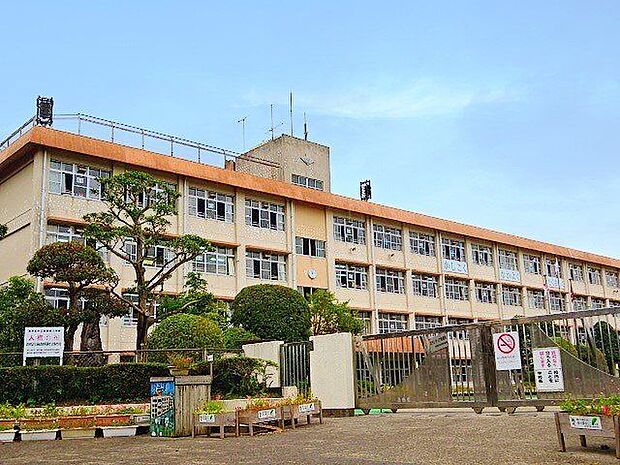 吉野東小学校【鹿児島市立吉野東小学校】は、吉野町に位置する1981年創立の小学校です。令和3年度の生徒数は1161人で、48クラスあります。校訓は「かしこく　なかよく　たくましく」です。 1000m