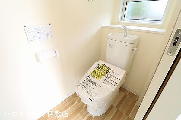 【1Fトイレ】ウォシュレット機能付きトイレです！タオルリングやペーパーホルダーも完備です