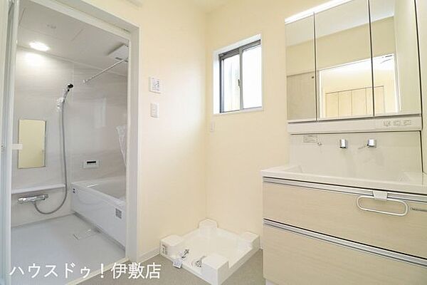 【洗面所】窓付きで、すぐに換気ができます！