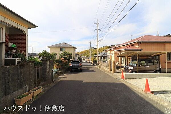 【前面道路】南側前面道路、道路幅員約6ｍと駐車も楽々です！