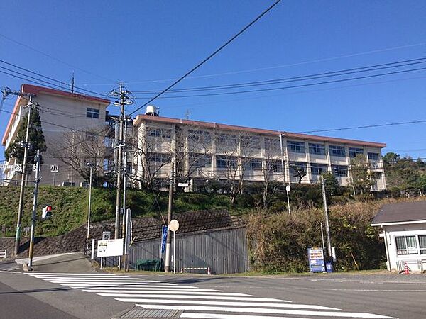 松元小学校【鹿児島市立松元小学校】は、上谷口町に位置する1876年創立の小学校です。令和3年度の生徒数は442人で、19クラスあります。校訓は「やさしく　かしこく　たくましく」です。 2200m