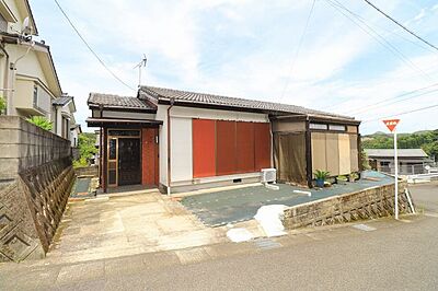 外観:【外観写真】・人気の平屋建て!・駐車場普通車1台、軽1台可能 外観:【外観写真】・人気の平屋建て!・駐車場普通車1台、軽1台可能