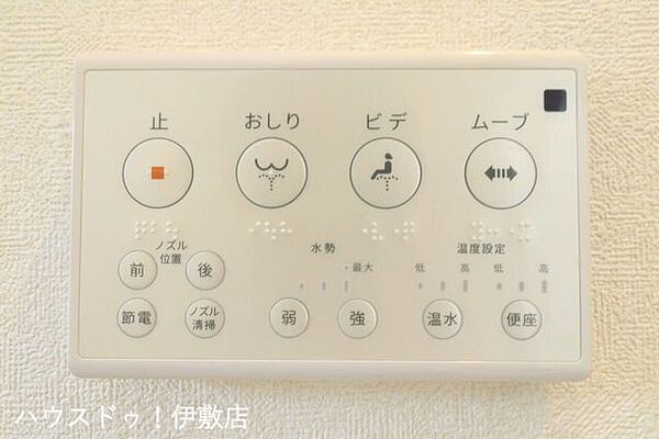 【温水洗浄便座（同仕様写真）】寒い冬の日にもヒヤッとせずおしりを温かく包んでくれる暖房便座。今ではなくてはならない設備。