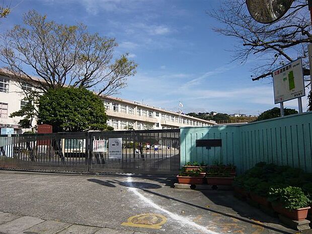 伊敷小学校【鹿児島市立伊敷小学校】は、伊敷5丁目に位置する1878年創立の小学校です。令和3年度の生徒数は413人で、17クラスあります。 420m