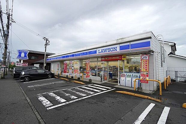ローソン 鹿児島伊敷団地店【ローソン鹿児島伊敷団地店】飲食品、日用品を取扱うコンビニエンスストアー 100m