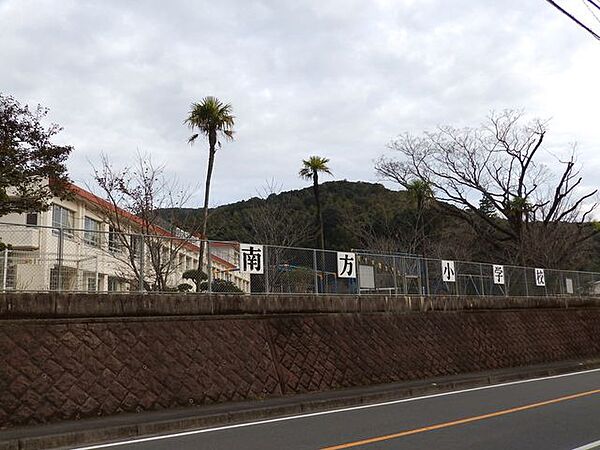 南方小学校【鹿児島市立南方小学校】は、川田町に位置する1982年創立の小学校です。令和3年度の生徒数は59人で、8クラスあります。校訓は「至誠一貫　喜び勇んでことをなし　最後までがんばる　～　※一…
