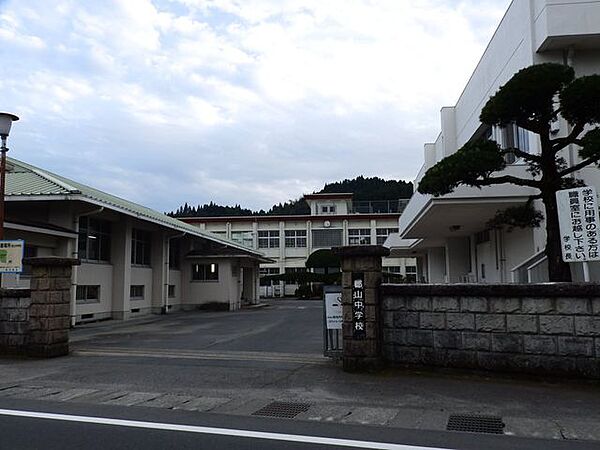 郡山中学校【鹿児島市立郡山中学校】は、郡山町に位置する1947年創立の中学校です。令和3年度の生徒数は191人で、11クラスあります。校訓は「誠実・思考・根性」です。 3700m