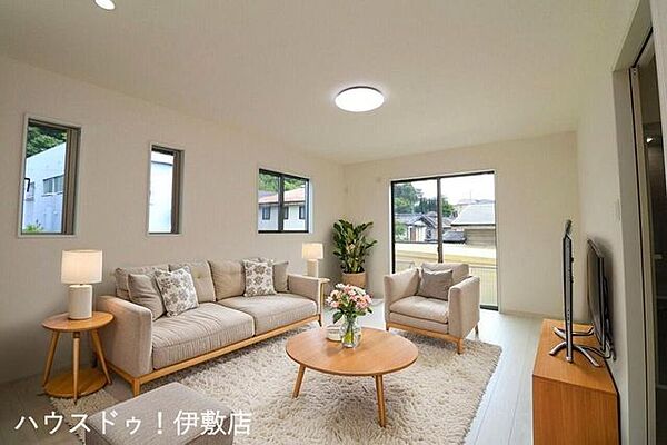 【リビング】窓が多く明るいリビングです※イメージにつき、家具、家電は価格に含まれません。