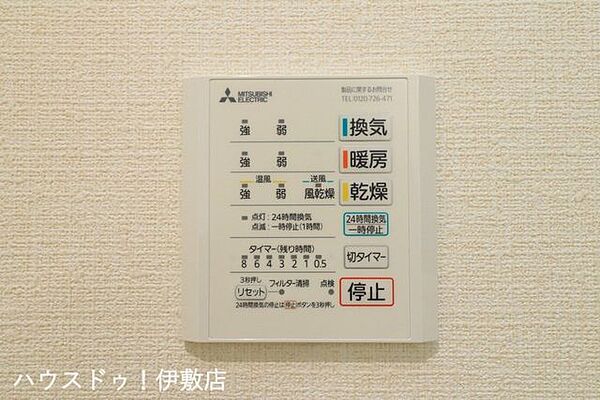 【浴室換気乾燥暖房機】雨や灰が降る日に重宝する浴室乾燥機。寒い冬の日に小さなお子様からお年寄りまで温かく体を包み込んでくれます。
