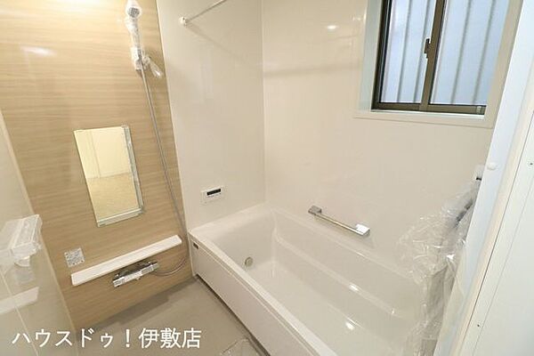 【浴室】大型の浴槽に浸かって日頃の疲れを癒して頂く事が出来ますね
