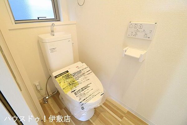 【1Fトイレ】ウォシュレット機能付きトイレですタオルリングやペーパーホルダーも完備です