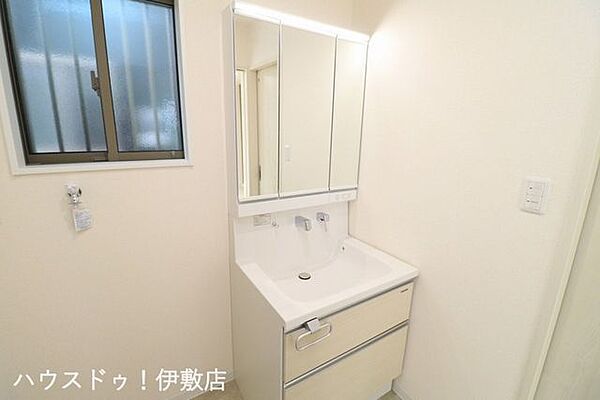 【洗面台】人気の3面鏡を採用しました。ミラー裏が収納になっているので、生活感を出さずに収納することが出来ます。