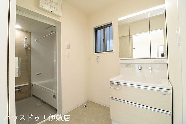 【洗面所】窓付きですぐに換気ができます