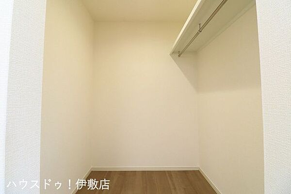 【ウォークインクローゼット】ハンガーパイプ付きでかける収納が可能です