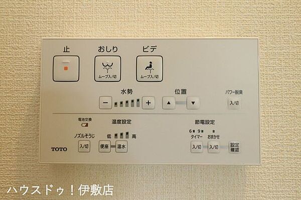 【温水洗浄便座】寒い冬の日にもヒヤッとせずおしりを温かく包んでくれる暖房便座。今ではなくてはならない設備。