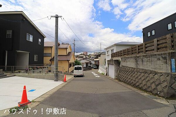 【前面道路】西側前面道路、道路幅員約6.6ｍと広々で離合も楽々です！
