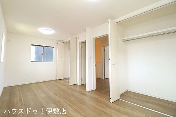 【2F洋室4.5帖×洋室4.5帖】ドアが2つあり将来的に仕切ることも可能です