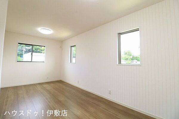 【2F洋室4.5帖×洋室4.5帖】2方向に窓があり、明るい洋室